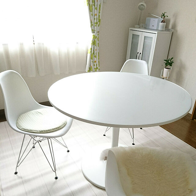 Kitchen,一人暮らし,ホワイト,IKEA,丸テーブル,ダイニングラグマット,イームズチェアリプロダクト sの部屋