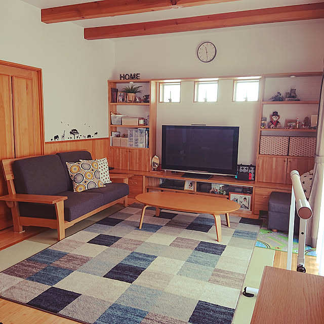 Lounge,ラグ,ニトリ,ニトリのラグ,カリプソン,ウィルトン織りラグ,ウィルトン織り,無印良品,無印良品こたつテーブル,造作テレビボード,FIX窓,すっきり暮らしたい,IKEA,バレエバー,バーレッスンが今夜あります,IKEAのクッションカバー,クラフトバスケット,ソファー,梁のある天井,梁のあるリビング,縦長LDK,リビングに畳コーナー,ハンドメイド♡ wakaba223の部屋