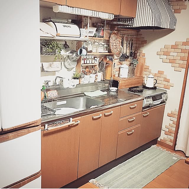 Kitchen,キッチンマット,スタジオクリップ,ストライプ,レンガタイル,100均,あじさいドライ,スパイスラック DIY,カフェ風,ナチュラルが好き,かご,レンジフードはダイソーの布,植物のある暮らし,セリア,ダイソー,冷蔵庫リメイク,おはようございます♡,salut!,団地,貼っただけ,しただけ emiの部屋