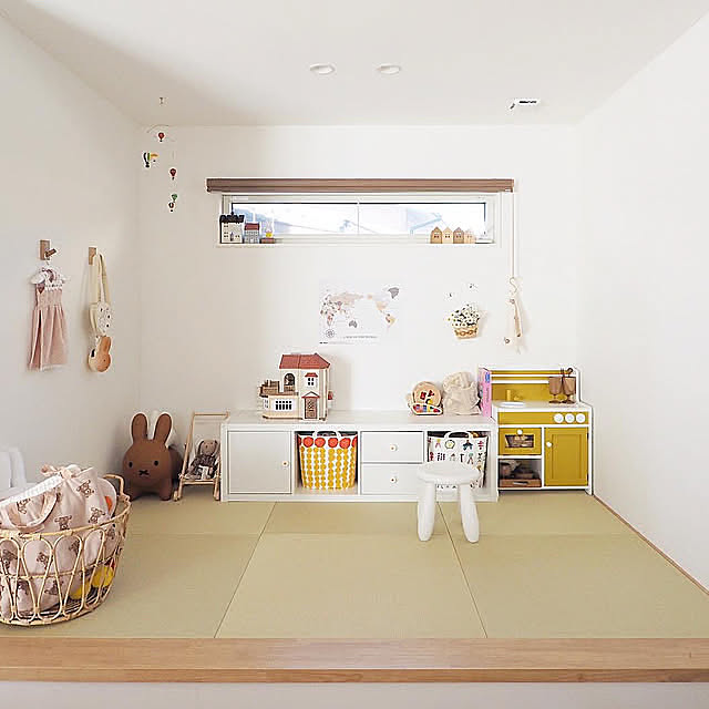 Lounge,ビフォーアフター,モビール,和室,ミッフィー,北欧,おままごとキッチン,おもちゃ収納,シルバニアファミリー,畳コーナー,引き出し収納,北欧ナチュラル,おもちゃ棚,子どもと暮らす,小上がり和室,シンプルな暮らし,縦長LDK,子供のいる暮らし,北欧の暮らし,心地よい暮らし,可愛い家,掃除がしやすい家 m_home_1123の部屋
