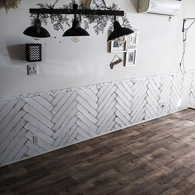 On Walls,DIY,床リメイク,セルフリフォーム中,男前,カフェ風,クッションフロア,サンゲツクッションフロア,腰壁DIY,クッションシート木目調,ヘリンボーン壁,ダイソー,アンティーク加工,リビングダイニング,2階リビング irieriの部屋