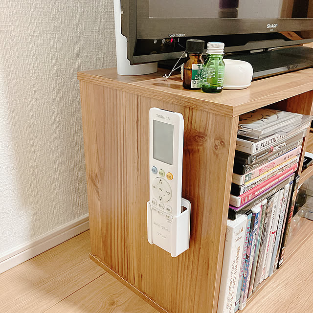 差し込み式壁面シールフック,リモコン置き場,リモコン収納,エアコンのリモコン,ナチュラルインテリア,北欧インテリア,北欧,シンプル,seria,Overview orinの部屋