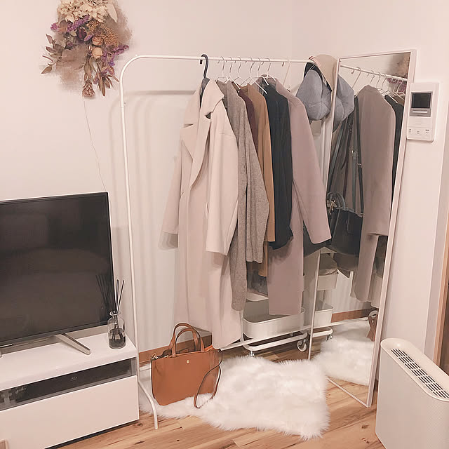 ムートンラグ,スタンドミラー,スワッグ,ドライフラワー,ハンガーラック,MULIG,IKEAのハンガーラック,1R,賃貸,IKEA,ワンルーム,insta→yuccoco_room,一人暮らし,テレビ台,My Shelf yuccoco_roomの部屋