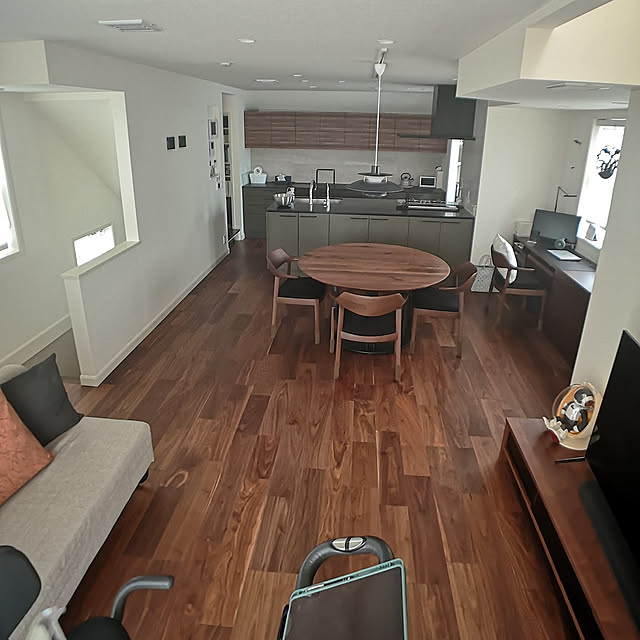 Lounge,縦長の部屋,ウォルナット,円卓 ダイニング,丸いテーブル,ルイスポールセン ph5,アクタスのソファ,ものを置かない,毎朝リセット,アイアン脚 75の部屋