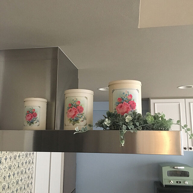 Kitchen,換気扇の上,マスキングテープ　壁,セリア,フェイクグリーン,ティン缶,花柄,薔薇 LOTTAの部屋