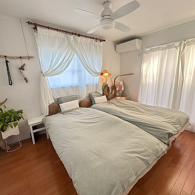 Bedroom,サイドテーブル,シーリングファンライト,IKEAの電球,ポトス,カゴバックインテリア,ニトリ,ウォーターヒヤシンスのクッション,流木で作ったフック,流木,流木手作りのラダー,リゾート風,海を感じるインテリア,ベリパルム掛け布団がバー&枕カバー Megumiの部屋