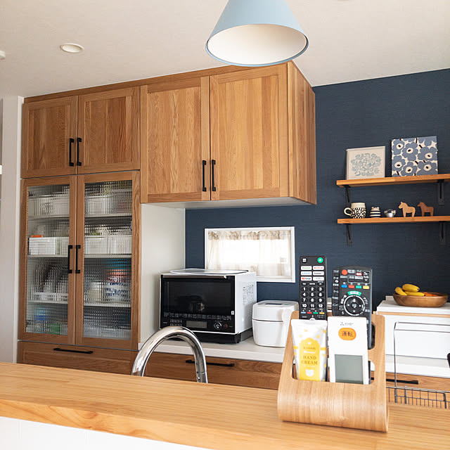 リモコンラック,山崎実業,RoomClipショッピング,おうち見直しキャンペーン,Kitchen,木が好き,カップボード,ウッドワン スイージー,キッチン背面,ハンドクリームの置き場所,キッチンカウンター,北欧,こどものいる暮らし,リモコン収納 megの部屋