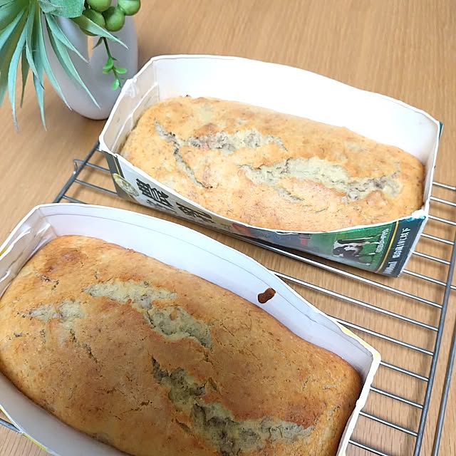 My Desk,秋のくつろぎ時間,築40年以上,オリズルランの子株,牛乳パック再利用,バナナケーキ,いいね！ありがとうございます♪,賃貸でも心地よく☆,いつも見て頂きありがとうございます♡,手作りケーキ,観葉植物のある暮らし,ティータイム☕️,ダイソー,丸盆,100均 yukunの部屋