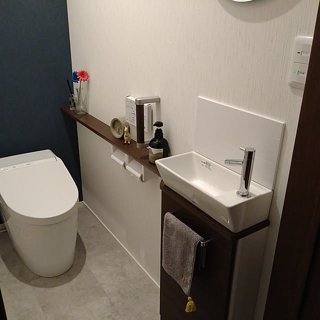 Bathroom,アクタスハンドタオル,置き時計,ヴェルデラボ　ハンドソープ,ガーベラアレンジ,動物ミニチュア,アクセントクロス ブルー,グレークッションフロア,TOTOトイレ,R3.12.23 izumikoの部屋