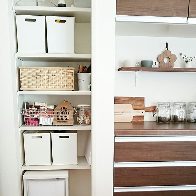 Kitchen,カッティングボード,北欧インテリア,ポットマット,イイホシユミコ,お花のポットマット,ビヨルク,棚DIY,無印良品,ソーダガラス密封ビン,積水ハウス,LIXIL,ニトリ,保存瓶,ステンレスワイヤーバスケット,パントリー,パントリー収納,かご,インボックス,ニトリ　インボックス Marikoの部屋