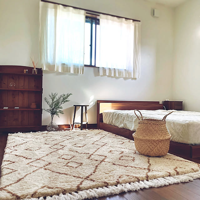 Bedroom,ラグ,IKEA,寝室,古道具,ディスプレイ,カゴ,ローベッド,冬,朝の風景,冬仕様,冬支度,寝室の壁,寝室の窓,寝室の一角,寝室インテリア,寝室のカーテン,冬インテリア,古道具のある暮らし,ラグのある暮らし,冬の模様替え,伝説の毛布 oa.mの部屋