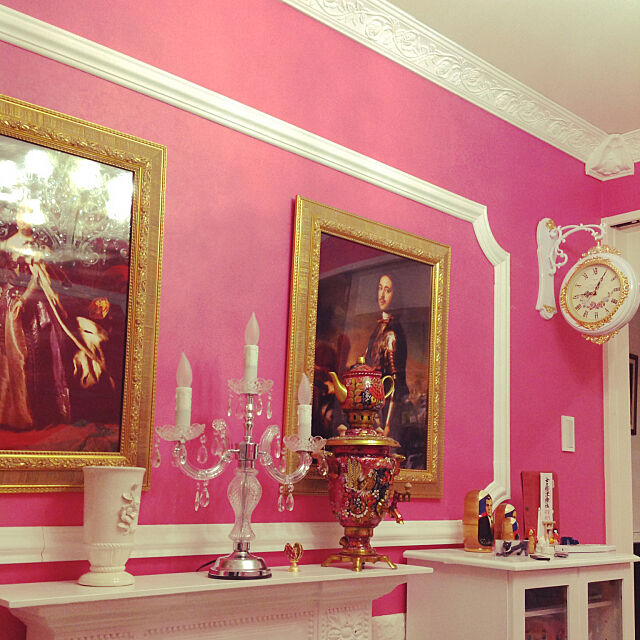Lounge,モールディング,東京一人暮らし,ピンクインテリア,ピンクの部屋,絵画のある部屋,ピンクの壁紙,海外風 kaocaochinの部屋