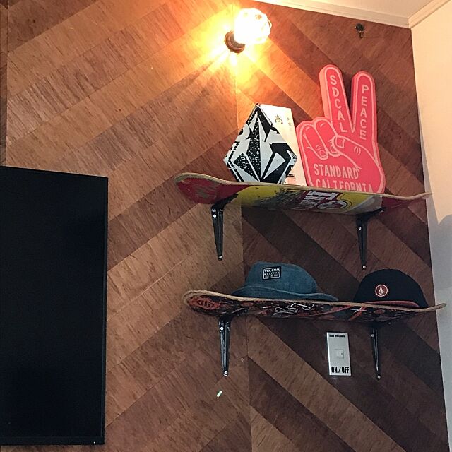 My Shelf,ベニヤ板,スケートボード,コーヒー染め,横ノリ好き,ボルコム,ヘリンボーンDIY,ヘリンボーン壁,DIY,セリア lil-makiの部屋