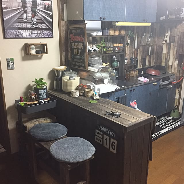 Kitchen,デニム,ダイソーリメイクシート,ツーバイフォー,インスタ:yachako868,DIY,木材,賃貸,マキタ,賃貸でも諦めない！,VANSスニーカーポスター,ダイソー,カウンターキッチン,キッチン収納,嫁の居場所,IKEA,IKEAのワゴン,キッチンカウンターDIY,カウンター,DIY初心者,VANS,見せる収納,salut!,サリュ,セリアリメイクシート,セリア,見せる収納に憧れる,ニトリ　,ウォールナット,オールドウッド,麻袋,賃貸DIY Yacoの部屋