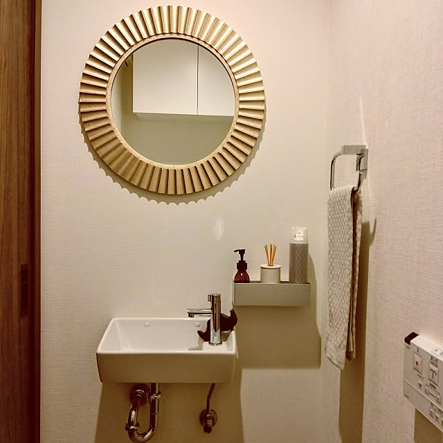 Bathroom,ニトリ,フェイスタオル,手洗い場,ウォールミラー,壁掛け鏡,ZARA HOME,無印良品 壁に付けられる家具,スティックディフューザー,ソープディスペンサー,消臭スプレー usamaruの部屋