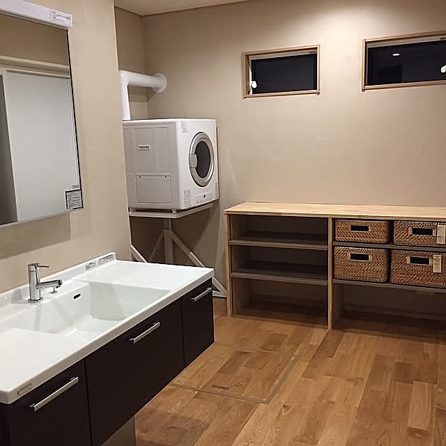 Bathroom,造作棚,無垢材,平屋暮らし,丁寧な暮らし,ガス乾燥機,モニター応募投稿,こだわりの造作棚,洗濯機と乾太くんは横並び,旦那さんも家事参加,水回りの収納,水回りからクローゼット,どうせなら楽しく暮らす,無印良品,無印ラタンバスケット,衣類収納完結 Rubiconの部屋