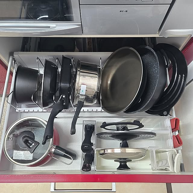 Kitchen,調理器具,マンション,ニトリ,キッチン収納,引き出し収納,フライパン収納,整理収納,鍋収納,コンロ下収納,鍋蓋収納,ワイドタイプ,伸縮式,伸晃,A4バインダースタンドスリム,DCM マルチポット,立ってたたんで収納できる兼用蓋,SURUTTO,2WAY フライパン 鍋 蓋スタンド,抗菌消臭滑り止めシート,ニトリ TORERU,ニトリ スピンコート卵焼き器,ニトリ 超軽量深型フライパン,RoomClipショッピング,クリップ式シリコンザル,3COINS,フライパンスタンド,立てる収納,収納見直しpicあり,この後収納見直しています love1017の部屋