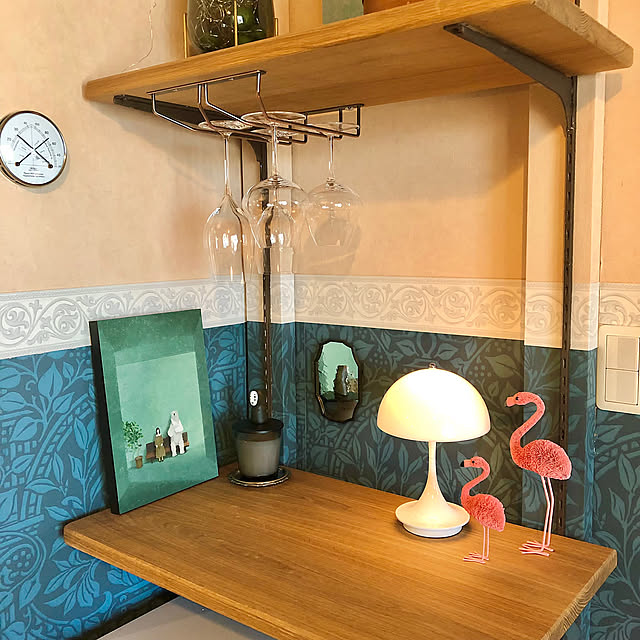 My Shelf,ルイスポールセン　パンテラポータブル,湿度温度計,ガチャ棚,フラミンゴオブジェ,ウォールシェルフDIY,ウィリアムモリスの壁紙,ツートン壁紙,reimi mirror,カオナシ,日下明,レーマングラス,リーデルワイングラス,ワイングラス,ワイングラスホルダー,停電対策,パンテラポータブル,定番アイテム,はがせる壁紙,WALPA壁紙 mochi2usagiの部屋