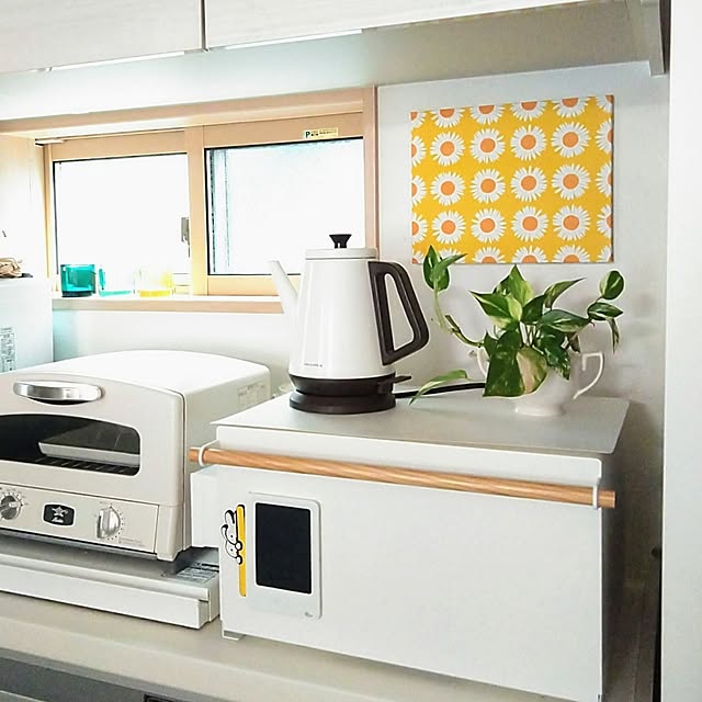 Kitchen,わが家のキッチン,マリメッコ,ペーパーナプキン,デコパージュ,パネル作り,夏の模様替え,100円ショップ材料,夏ぽく♡,ひまわり柄,Auringonkukka,ハンドメイド,ナチュラルが好き,ひまわりっぽくないひまわり,アデリアレトロの花ざかりに見える,マリメッコペーパーナプキン,トスカ　ブレッドケース,ビタミンカラー h.t.の部屋