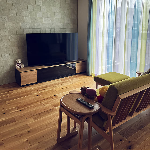 Lounge,グラビオエッジ,そら豆,黄緑,ストライプ柄,しましま,テレビ,ソファー,サイドテーブル,すっきり暮らす,オーク,ライブナチュラルプレミアム ラスティック,ライブナチュラルプレミアム,MiSEL,ペールグリーン,カルセ,大建,浜本工芸,カリモク,ドレープカーテン,スミノエ gudemanaの部屋