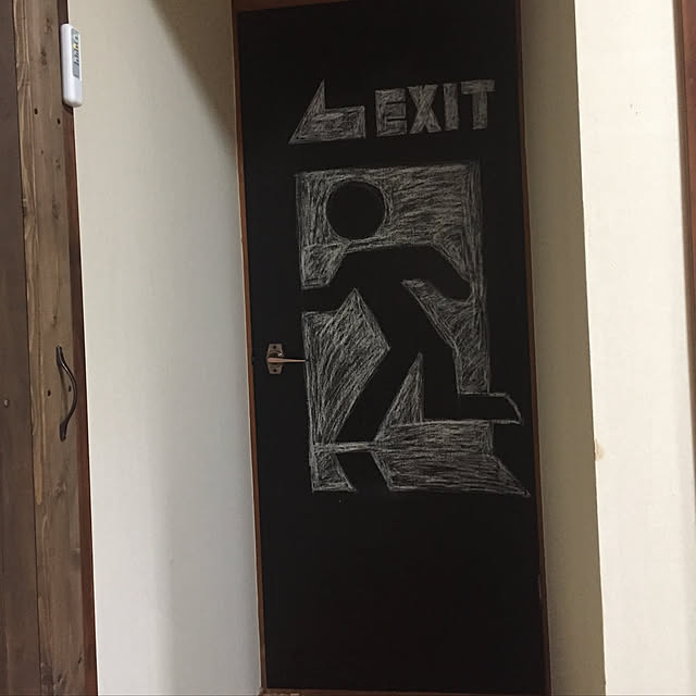 Entrance,チョークアート,チョークペイント,パステル,チョーク,黒板塗料,黒板,一人暮らし,男前,襖,黒板DIY,襖 ﾘﾒｲｸ,襖 dly,戸襖,戸襖Diy,DIY,ハンドメイド,戸襖リメイク,リノベーション,EXIT,非常口 gamixの部屋