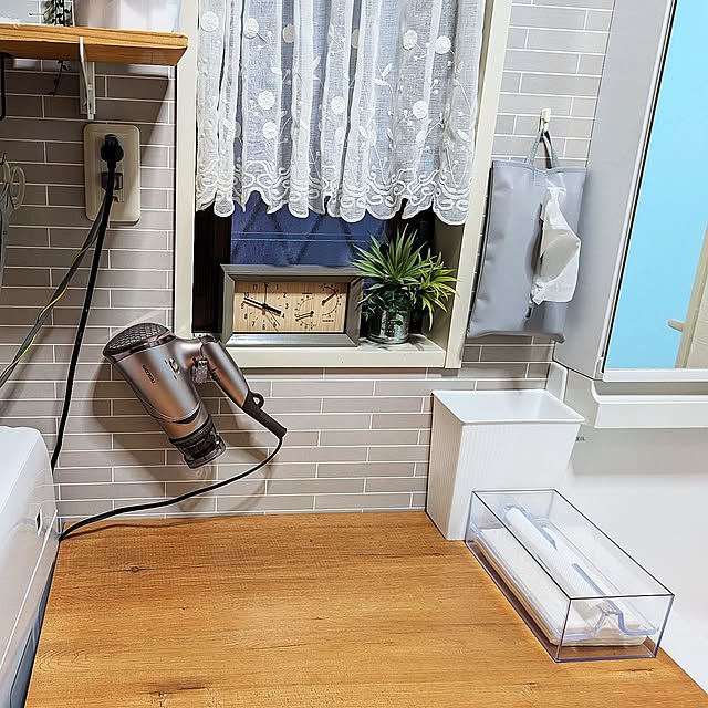 Bathroom,ドライヤー収納,見て頂きありがとうございます,100均,ダイソー,セリア,アクセントクロス,フェイクグリーン,3coinsの時計,プチプラインテリア,洗面所,鴨居フック活用 yukunの部屋
