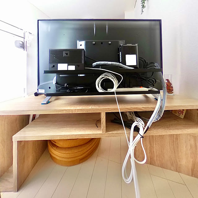 いいね！ありがとうございます◡̈♥︎,モデム,Wi-Fiルーター,スパイラルチューブ,テレビ配線,山崎実業,テレビ裏収納ラック,一人暮らし,1LDK,Lounge HALの部屋