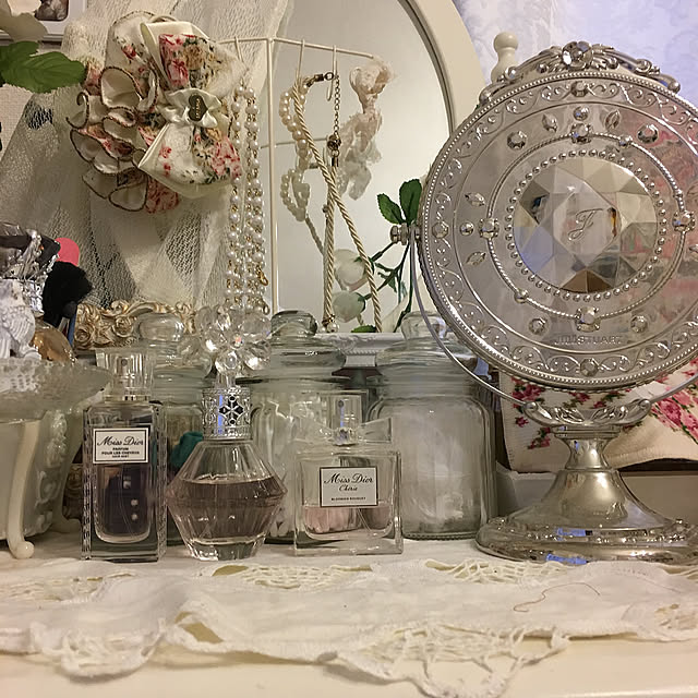My Desk,ドレッサー,JILL STUART,スタンドミラー,香水,100円ショップ,海外インテリアに憧れる,白が好き,オカルトじゃなくてオタな物が映っただけ konakonaの部屋