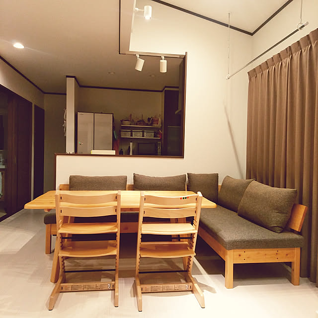 Lounge,ルーティーン,コンパクト,ミニマリストに憧れて,ダウンフロア,新築の参考に,こどもと暮らす,ホワイトフローリング,白茶,新築,気分は平屋,ストッケ,ソファダイニング,勾配天井,スポットライト,DAIKO,カウンターキッチン,ダウンライト,室内物干し hinataの部屋