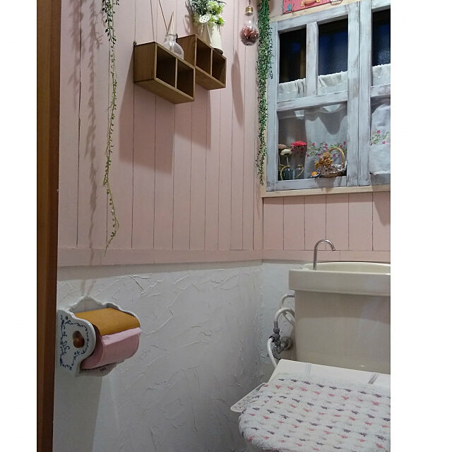 Bathroom,漆喰壁DIY,DIY,築30年以上,トイレ,ベニヤ板壁,ピンク,窓枠DIY,陶器のペーパーホルダー,100均アイテム,カントリー,ニトリ トイレマット Anjelの部屋