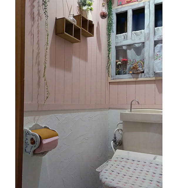 Bathroom,漆喰壁DIY,DIY,築30年以上,トイレ,ベニヤ板壁,ピンク,窓枠DIY,陶器のペーパーホルダー,100均アイテム,カントリー,ニトリ トイレマット Anjelの部屋