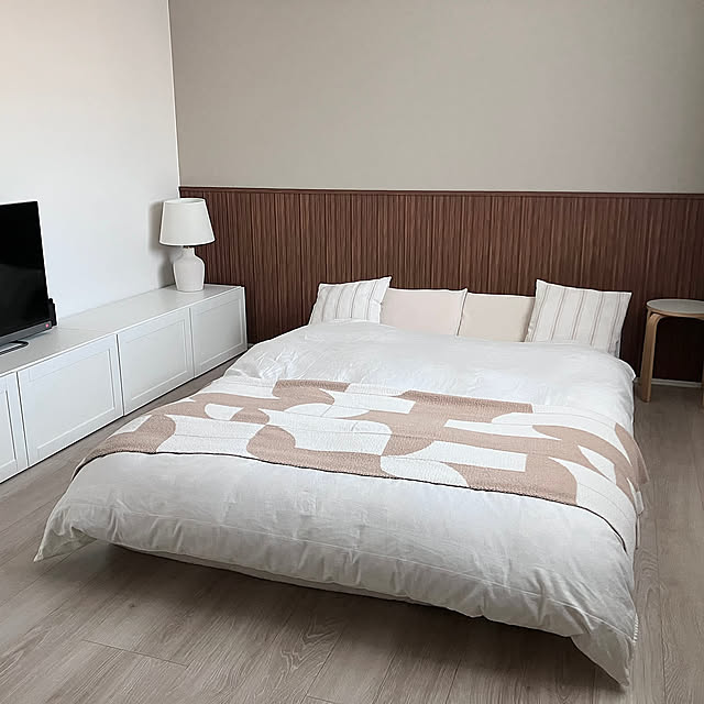 Bedroom,テレビボード,建売住宅,ローボード,ローベッド,ホテルライク,ブランケット,清潔感 sobokuの部屋