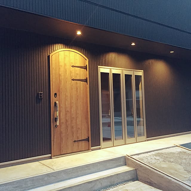 Entrance,スロープ,ダウンライト,新築建築中,ガリバリウム外壁,三協アルミ玄関ドア rostmanの部屋