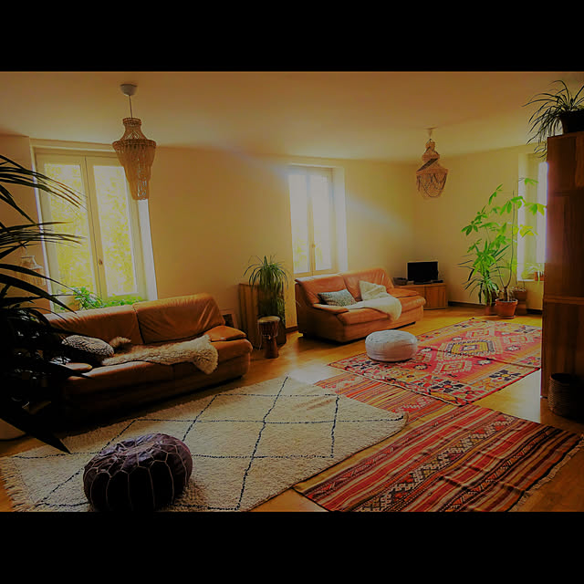Lounge,観葉植物,家族,エスニック,ビンテージ,モロッカン,プフ,オレンジ,キリム,ベニワレン,ラグ,夕焼け,レザーソファ,多国籍,アフリカン,暖色系,トルコ,BOHO,オールドキリム,シープスキン,多国籍インテリア,シェルライト,家族4人暮らし,ごちゃごちゃ,モロッコ,ボヘミアンミックス Miiiの部屋