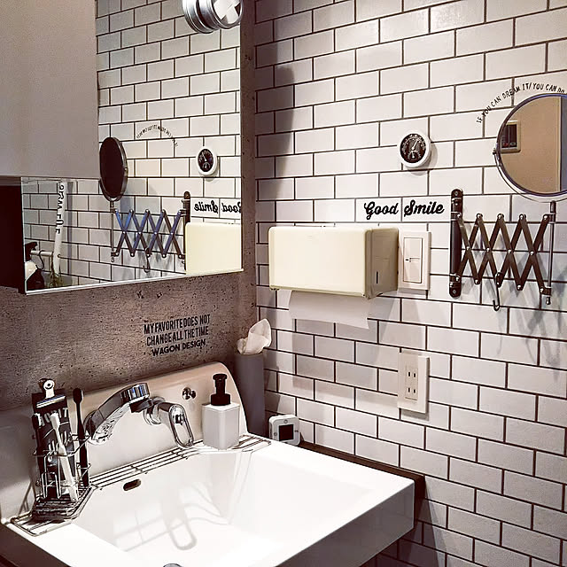 Bathroom,ネット通販,ダルトン,ティッシュディスペンサー,ペーパータオルホルダー,DIY,壁紙屋本舗,サブウェイタイル風壁紙,コンクリート風壁紙,ホテルライク,モノトーン,洗面所,感染予防,IKEA,伸縮式ミラー,セリア irieriの部屋