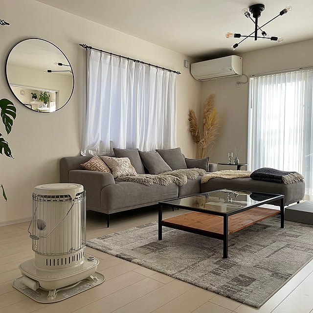 Lounge,コロナ石油ストーブ,グレーインテリア,ソファ,ブランケット,ムートンラグ,パンパスグラス,ウィルトンラグ,ニチベイ,バーチカルブラインドセンターレース,ニチベイバーチカルブラインド,クリッパン ブランケット,シンプルが好き,観葉植物のある暮らし yuminnieの部屋