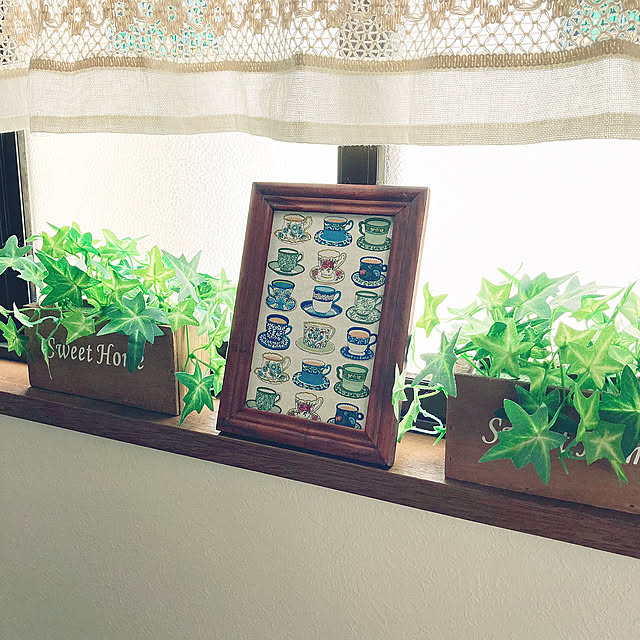 My Shelf,階段上の小窓,フォトフレーム,カップ柄,セリアのカットクロス,ファブリックアイテム,昭和の家,築40年,ディスプレイ,ディスプレイコーナー mommyの部屋