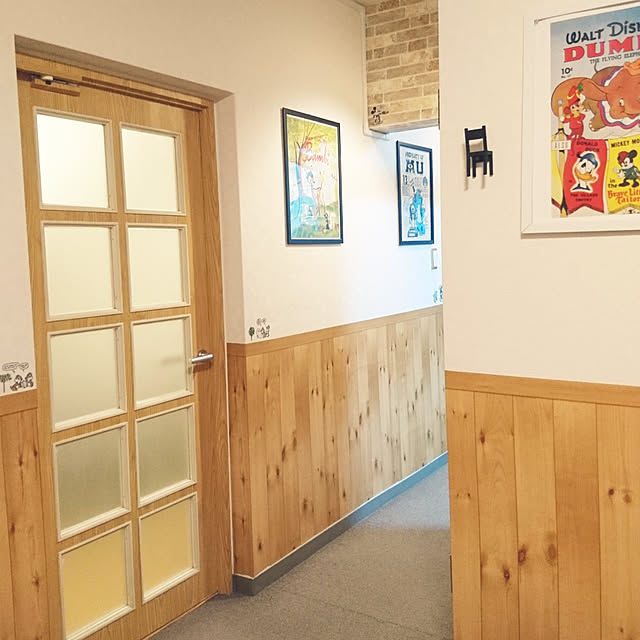 暮らしを変えたもの,ポスター,ディズニーポスター,こどものいる暮らし,ドアリメイク,絨毯張り,廊下,IKEA,ウォールステッカー,壁紙,IKEAポスターフレーム,IKEAフック,玄関,Entrance mikanの部屋