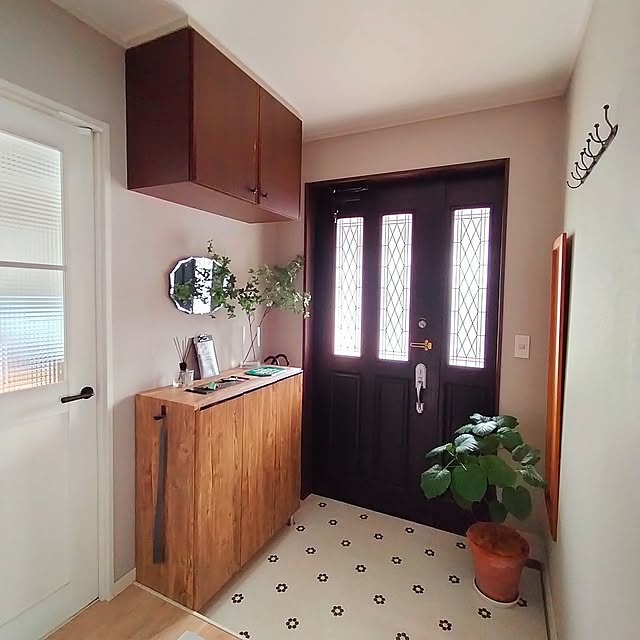 Entrance,玄関インテリア,下駄箱,下駄箱の上,玄関ドア,LIXIL 室内ドア,アイアンの雑貨,クッションフロアDIY,タイル柄,ドウダンツツジ,IKEA の花瓶,ペンコのバインダー,ダイソー ディフューザー,グリーンのある暮らし,ウンベラータ,築30年,リフォーム,トヨタホーム chachaの部屋
