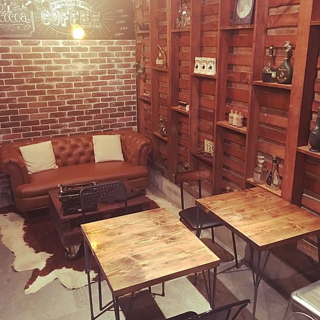 Lounge,くつろぎ空間,ガレージ,DIY,お店じゃないです,本物志向,バイクガレージ,レトロ,倉庫カフェ,木造倉庫,カフェ風,梁,アイアン家具,アンティーク,黒板,レンガ,照明 GarageDDの部屋