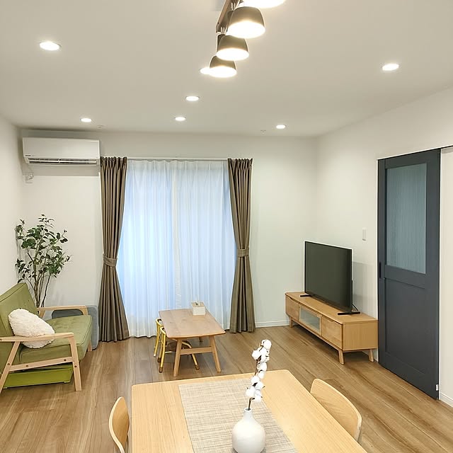 Overview,好きな眺め,ナチュラル,ダイニングテーブル,ニトリ,シンプル,テーブルランナー,ダイニングチェア,コットンフラワー,子どもと暮らす,子どものいる暮らし,ソファ,テレビボード,テレビ周り,LIXIL,LIXILドア,シーリングライト,センターテーブル yz.t18の部屋