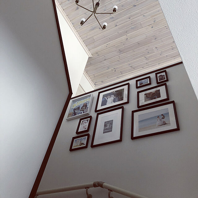 On Walls,家族写真,IKEAフレーム,階段ギャラリー,板張り天井 Ayakaの部屋