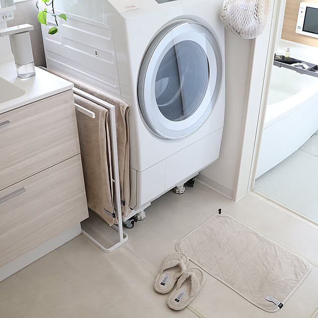 Bathroom,バスタオルハンガー,バスマット,LIXIL,ドラム式洗濯機,ラコレハウス,ナチュラル,モダン,シンプル,シンプルモダン,ナチュラルインテリア,北欧インテリア,プチプラ,グレーインテリア,LAKOLE,バスタブトレー,洗面台,洗面所,グレージュ,グレージュインテリア tomoccoの部屋