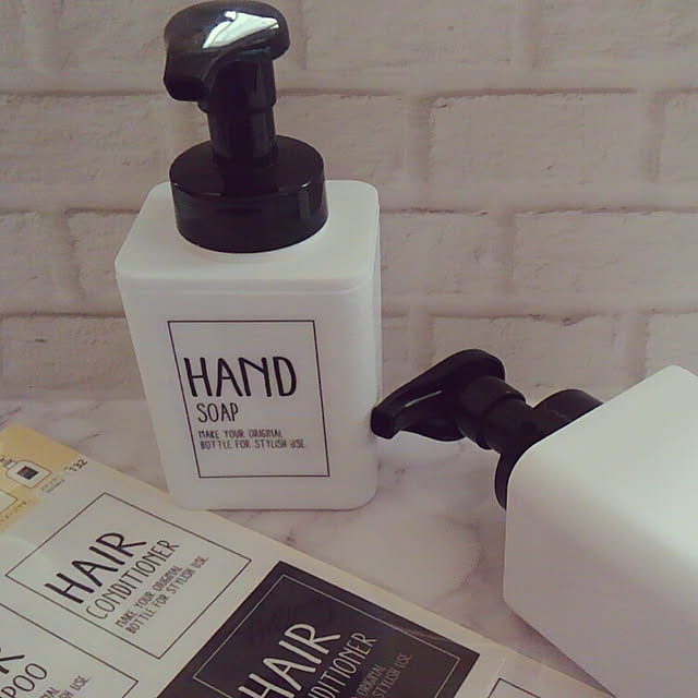 My Desk,新商品買ったよ！,いいね&フォローありがとうございます☆,白が好き♡,整理収納,100均,セリア,フォームポンプボトル,100均大好き,簡単リメイク,ダイソー,モノトーンに憧れて,詰め替えボトル用ステッカー tora.maの部屋