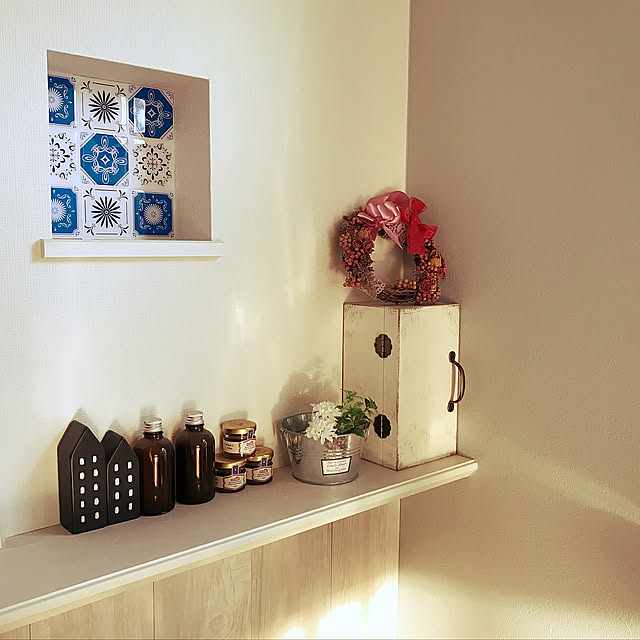 Lounge,セリア 取っ手,セリア蝶番,木箱リメイク,アンティーク風,造花,セリア ブリキ,空き瓶インテリア,おうち型,リース,プラダン,ニッチ,モロッカン,モロッコ風タイル,セリア タイルシール,セリア,100均,10分でできる,子育てママ,ナチュラル,かわいいおうち,こどもと暮らす。,ハンドメイド sorayuzumamaの部屋