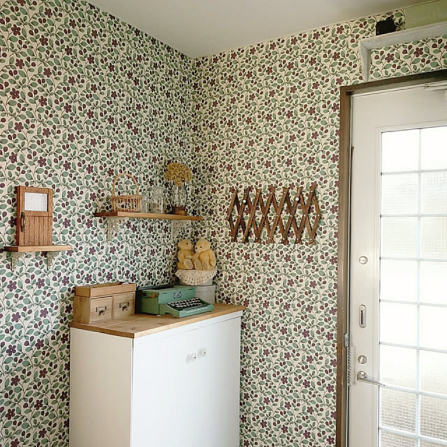 Entrance,壁紙屋本舗,賃貸,現状回復DIY,壁紙貼り,玄関diy,花柄,グリーン×パープル totonatuloveの部屋