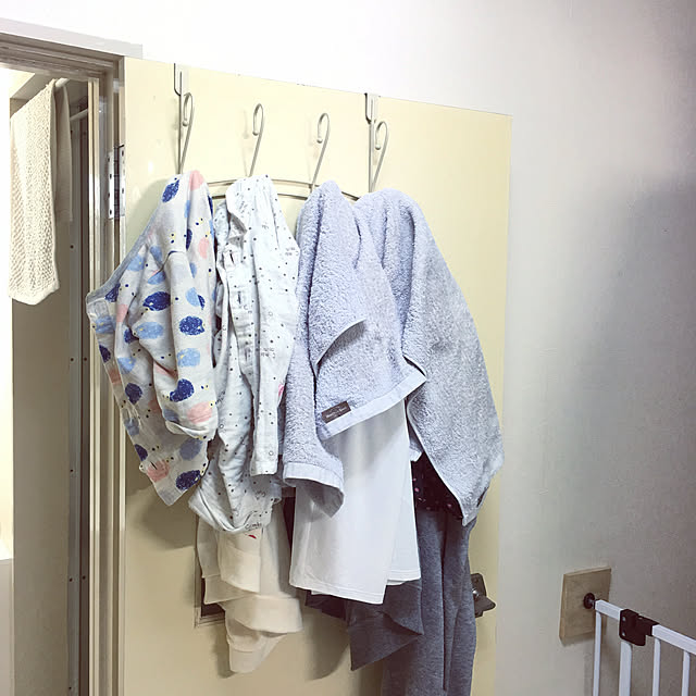 洗濯物も畳まなくていい,ドア裏,家族4人分,タオル下着パジャマのスタンバイ,お風呂後の着替え準備,洗面所のドア,ドアフック,Bathroom usagiの部屋