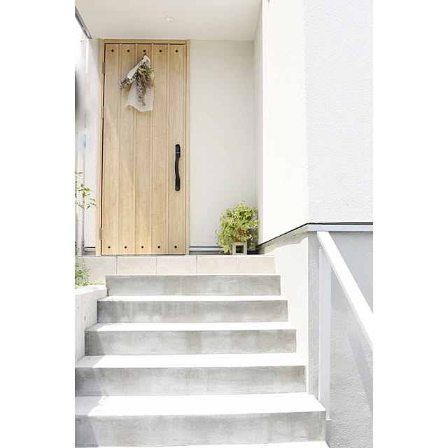 Entrance,YKKヴェナート,YKK,モルタル階段,植物,北欧,北欧インテリア,北欧ナチュラル,ハンドメイド,スワッグ,シンプルインテリア hanatomidorinoheyaの部屋