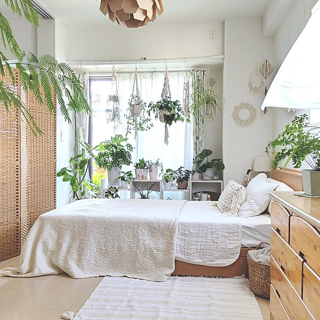 Bedroom,夏の模様替え,夏,NO GREEN NO LIFE,観葉植物,URBAN GREEN LIFE,ベランダガーデン,ひとり暮らし,2021.7.22,寝具を夏仕様に,グリーンに癒される,マクラメ編み手作り,ニトリのパーテーション,プラントハンガー,プラントハンガー手作り,ベッドカバー手作り,手作りラグ,手作り,マクラメリース手作り YuriYuriの部屋