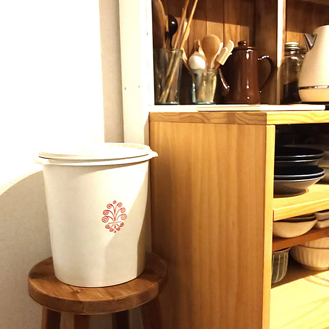 Kitchen,賃貸インテリア,タッパーウェア,米びつ,スツール,食器棚,オープン収納,デロンギ電気ケトル,保存容器,Tupperware toukoの部屋